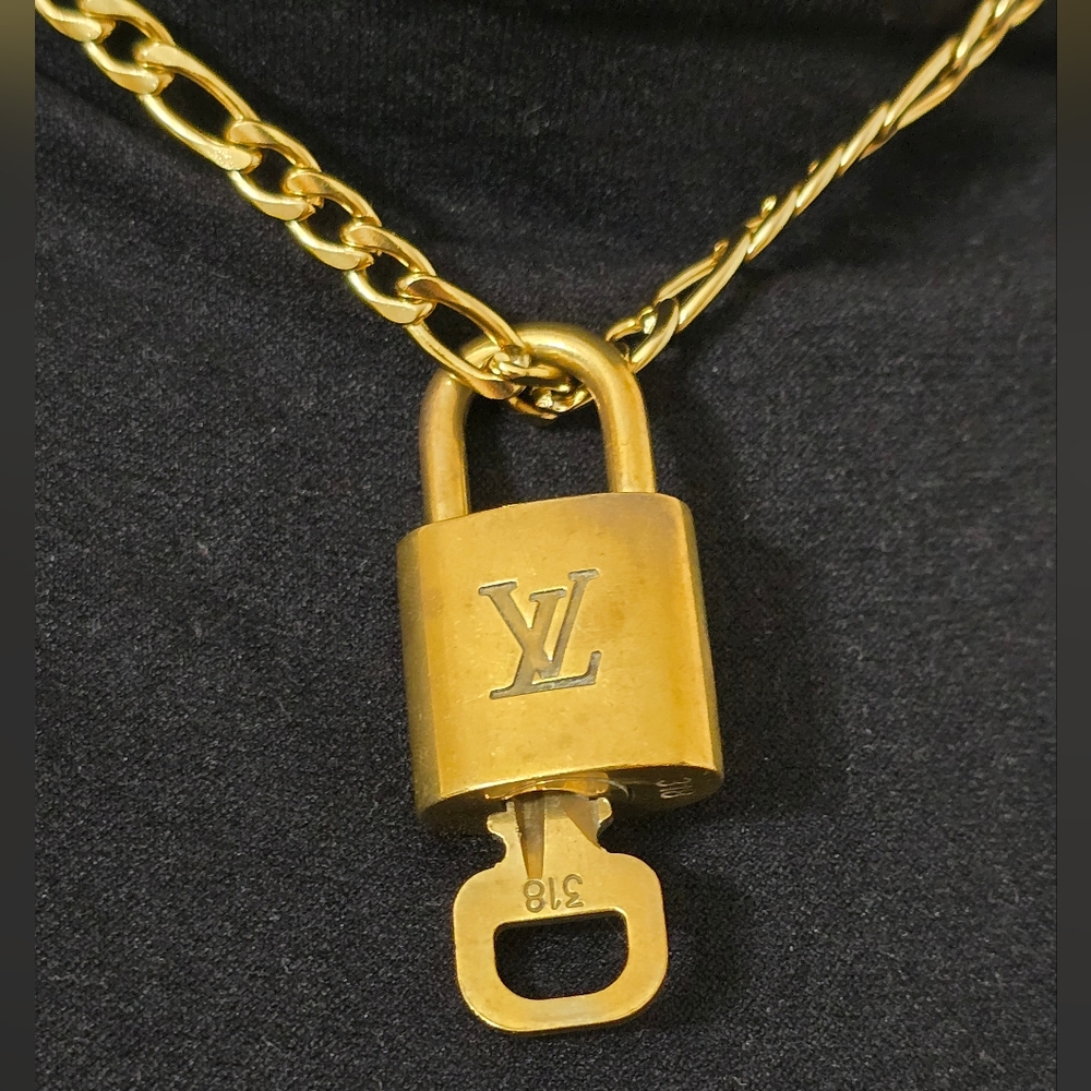 🟡Authentic Louis Vuitton Gold Padlock & Key Necklace Set #318 🟡 - Picture 3 of 14